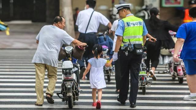 中国式过马路作文800字议论文第1张-揣书百科