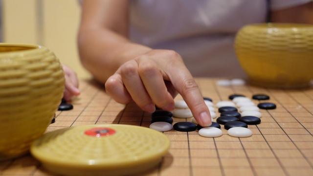 五子棋是先下黑棋还是先下白棋第1张-揣书百科